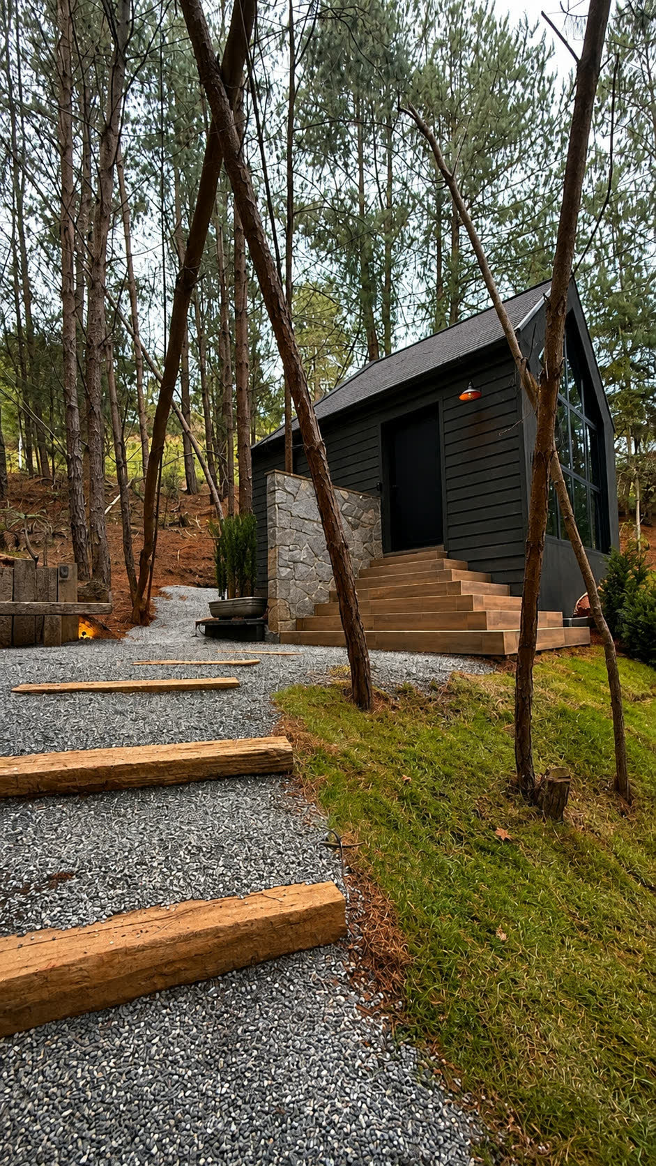 A fachada da Mountain House, com a escada de madeira